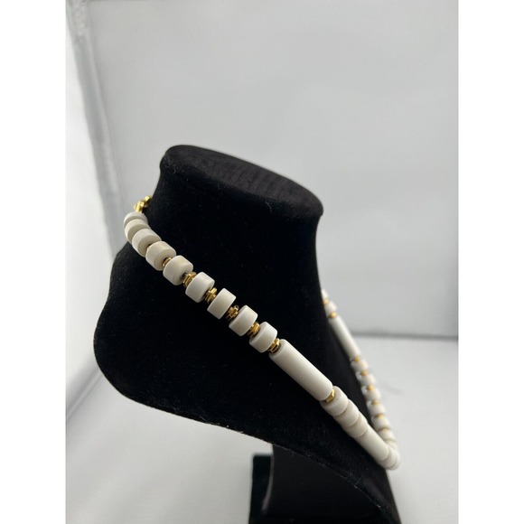 Monet Boho White Plastic Beaded Necklace Statement Vintage Classic Classy 50s 60 - Picture 4 of 7